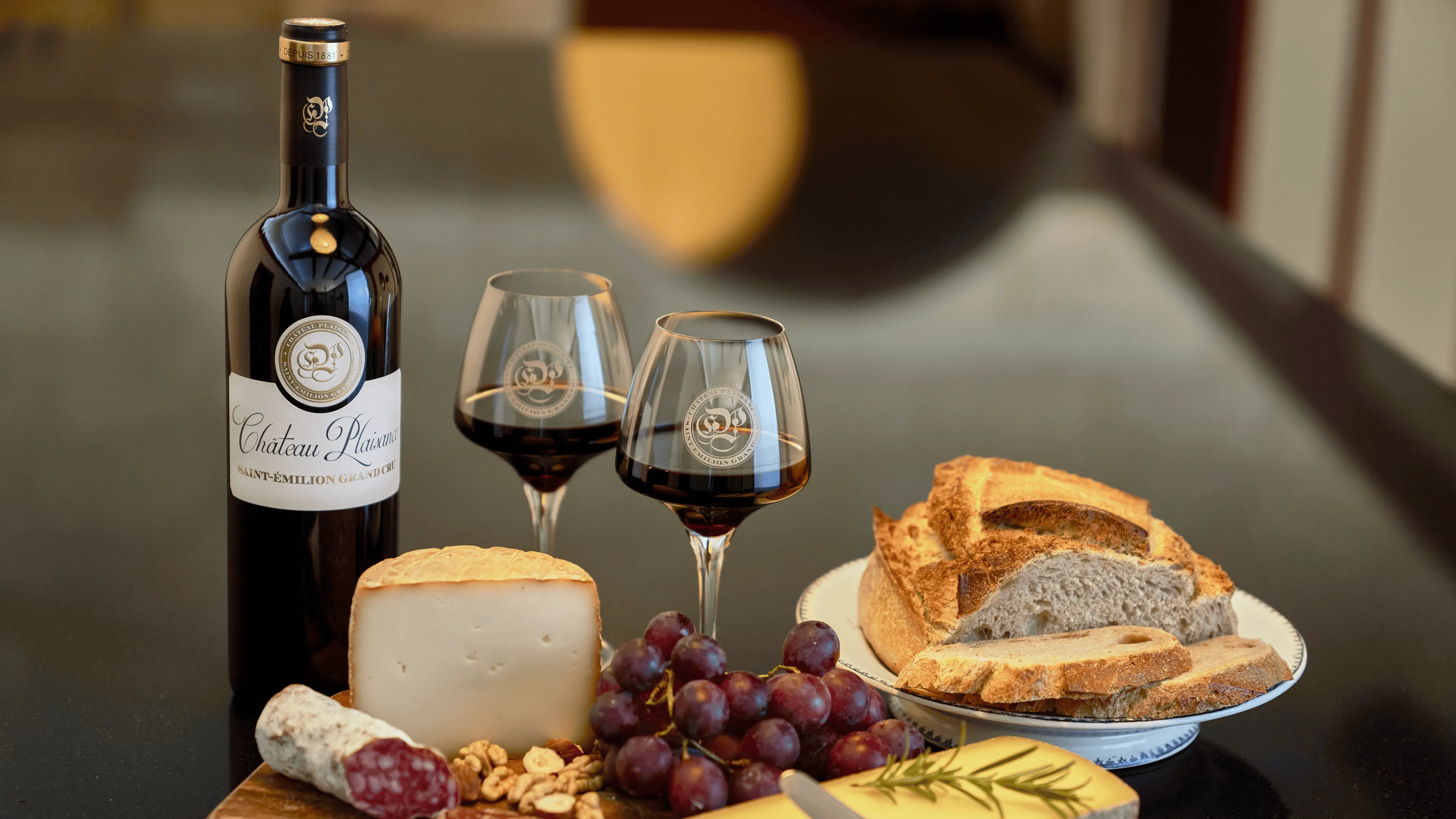 Notre maître de chai dans les caves du Château Plaisance, symbole de la passion et de la tradition viticole de notre famille depuis 1881. Il déguste un millésime en cours d'élevage en fûts de chêne, une étape essentielle pour créer notre exceptionnel Saint-Émilion Grand Cru Bordeaux.