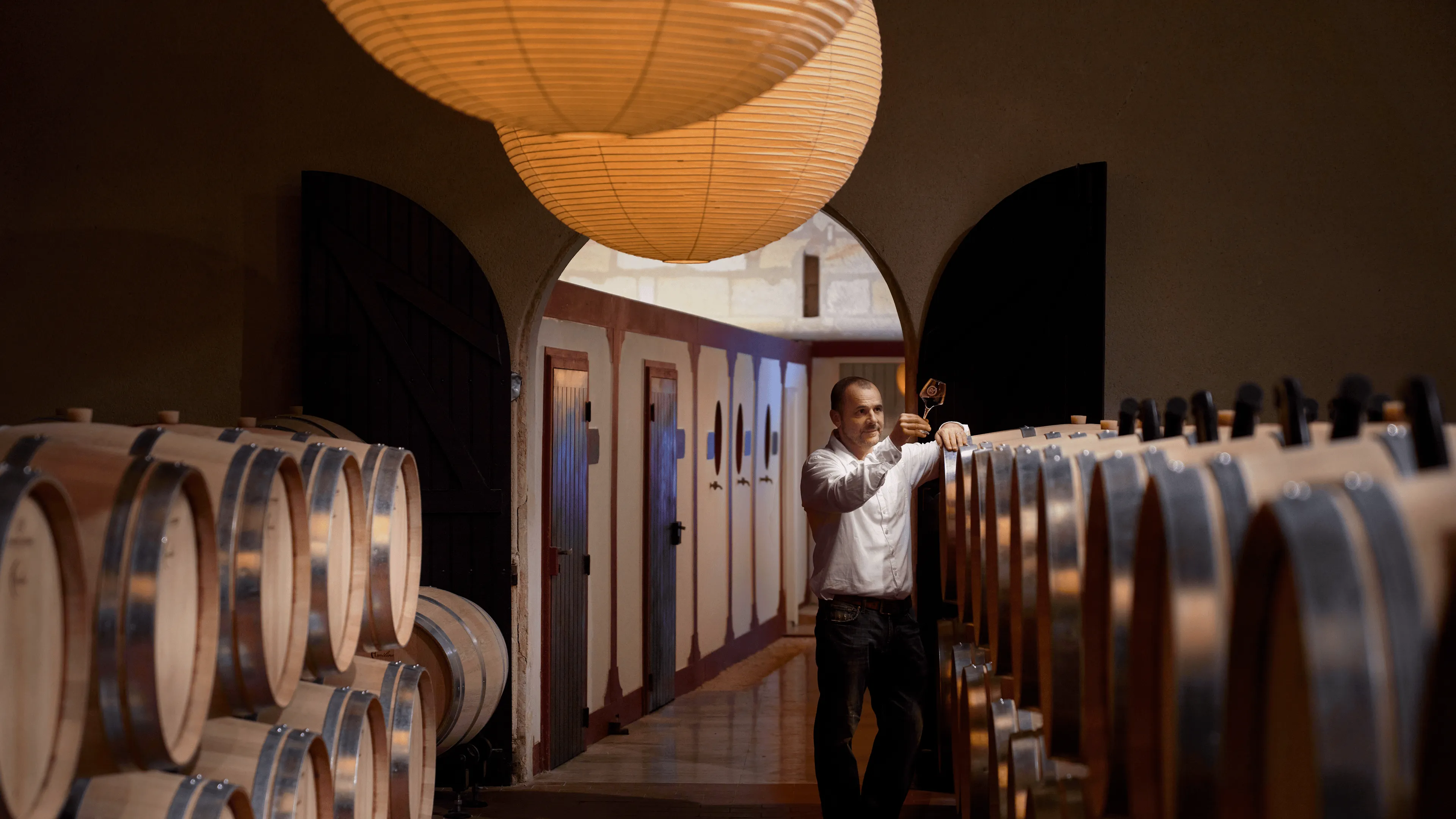 Une bouteille de notre exceptionnel Château Plaisance Saint-Émilion Grand Cru, présentée pour une dégustation parfaite avec un plateau de fromages artisanaux, pain de campagne et charcuterie. Un accord qui incarne la passion et l'héritage de notre domaine familial depuis 1881.